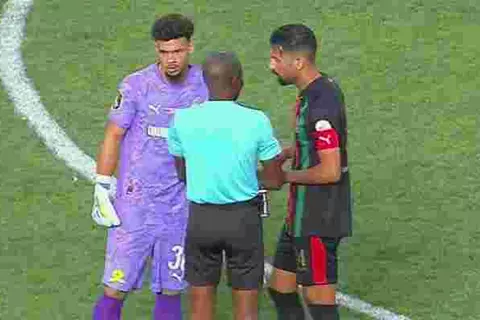 تعطل الـ"VAR" في نهائي دوري أبطال أفريقيا.. والجيش الملكي يرفض استكمال اللقاء